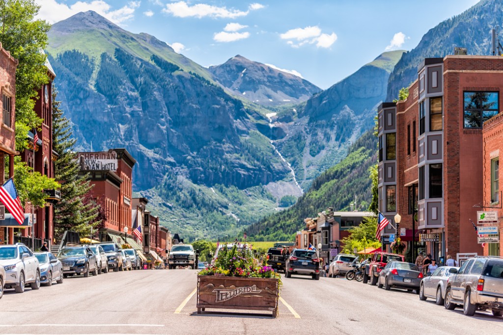 The best luxury hotels in Telluride, CO, and the features and amenities to expect in these lodges